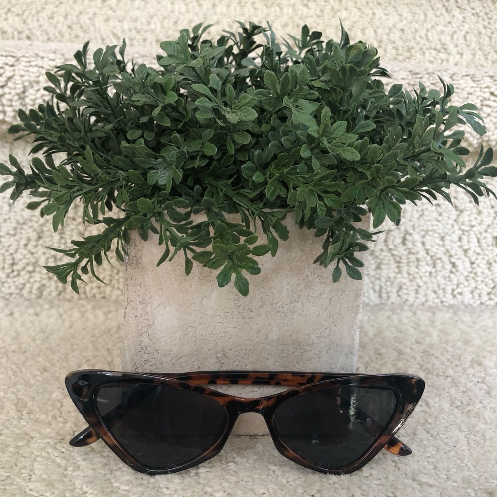 🕶️ Women’s Tortoise Shell Brown Color Cat-Eye Sunglasses. - Picture 3 of 14